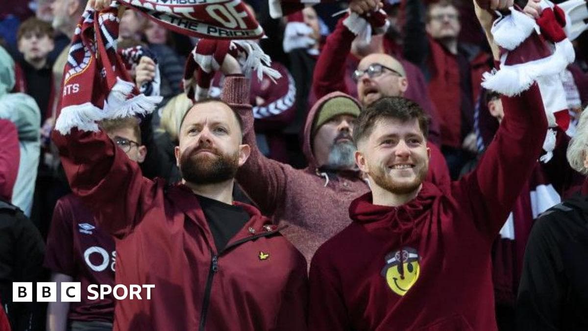 Aficionados sosteniendo bufandas en el estadio