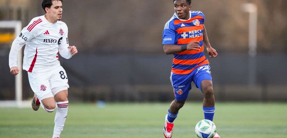 Jugador de FC Cincinnati II con balón