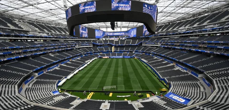 Vista del estadio con campo de fútbol y gradas vacías