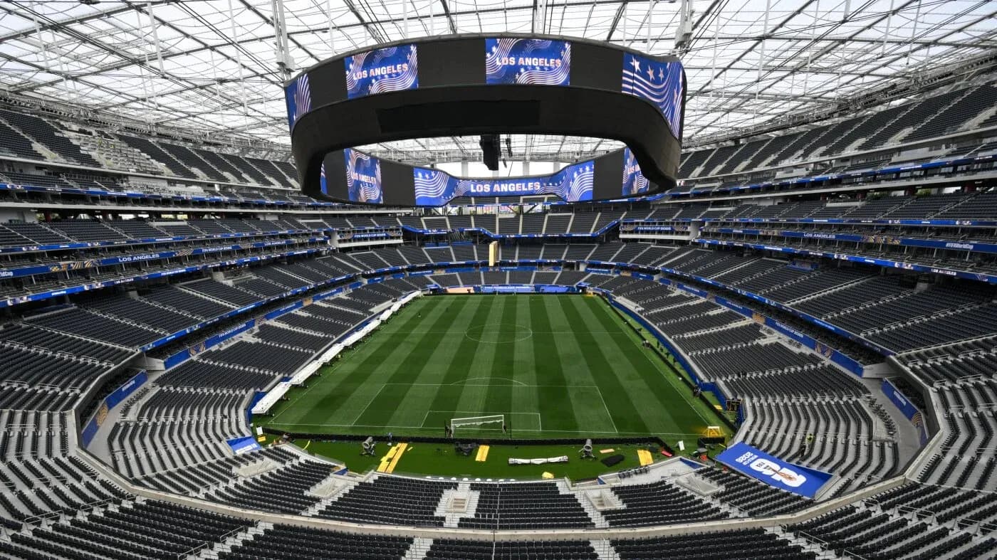 Vista del estadio con campo de fútbol y gradas vacías