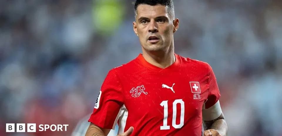 Jugador suizo con camiseta roja en el campo
