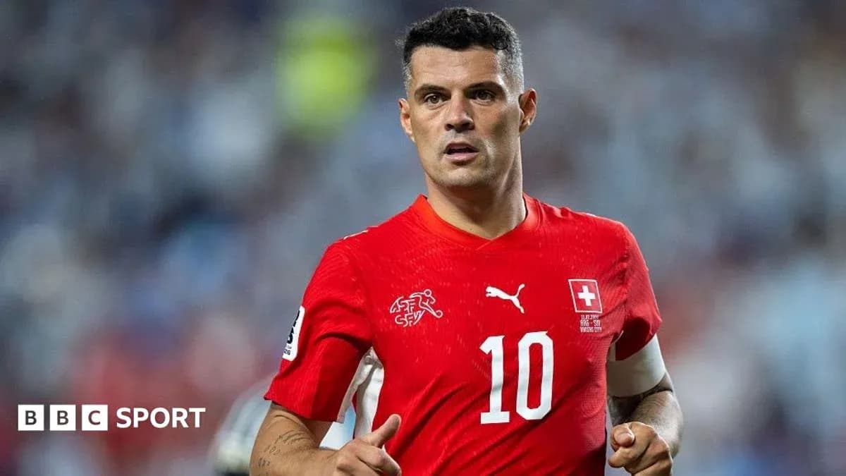 Jugador suizo con camiseta roja en el campo