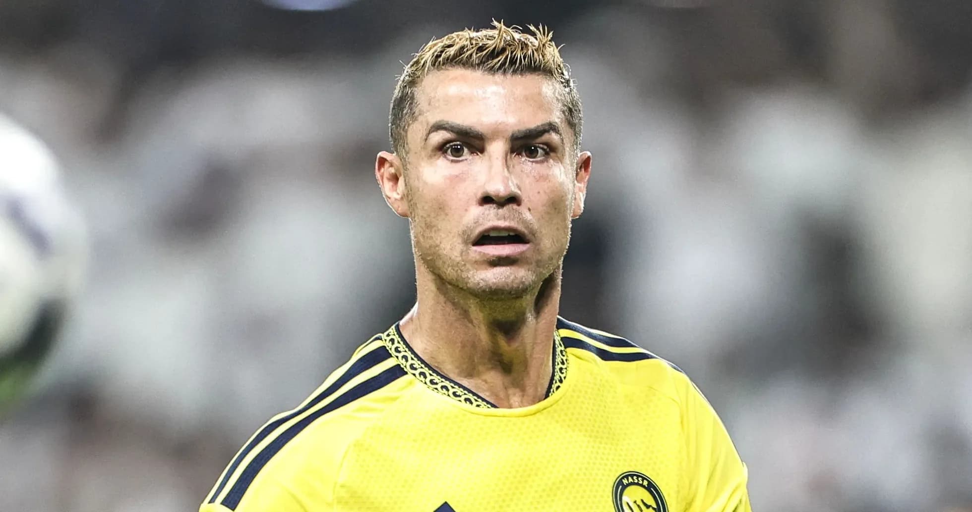 Cristiano Ronaldo en uniforme amarillo durante el partido