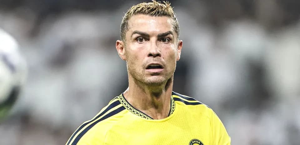 Cristiano Ronaldo en uniforme amarillo durante el partido