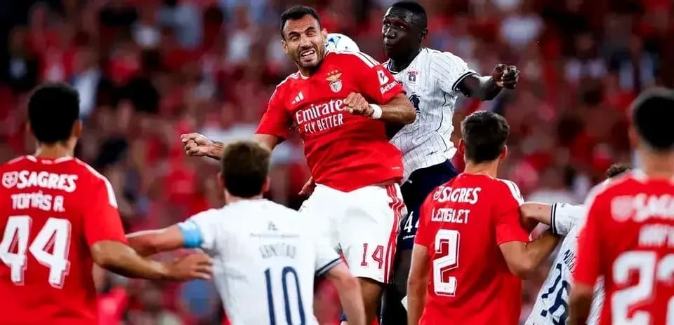 Acción durante el partido Aarhus vs Benfica