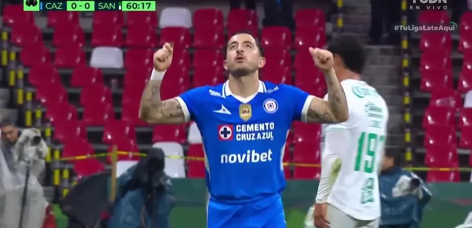 Jugador de Cruz Azul celebra en el partido