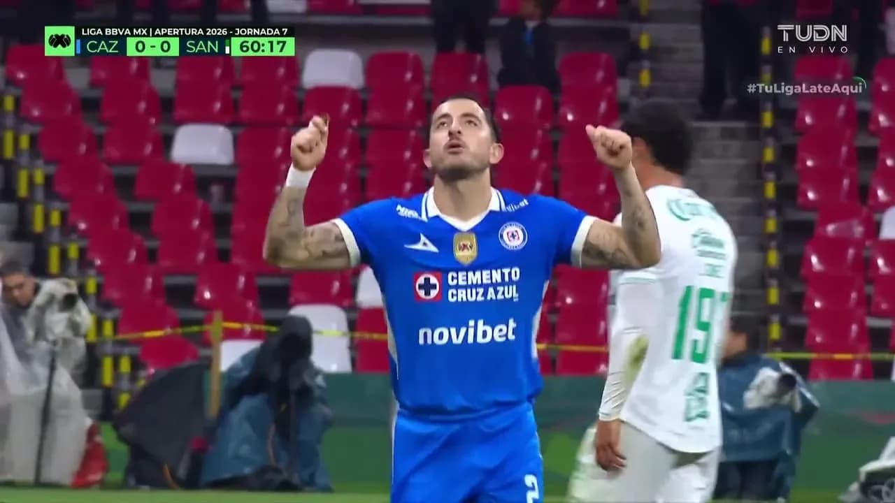 Jugador de Cruz Azul celebra en el partido