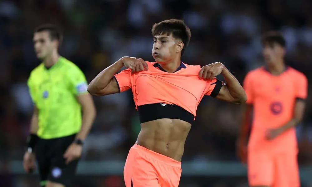 Jugador quitándose la camiseta durante el partido