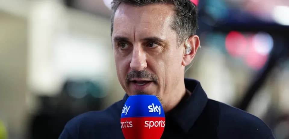 Presentador hablando con micrófono de Sky Sports