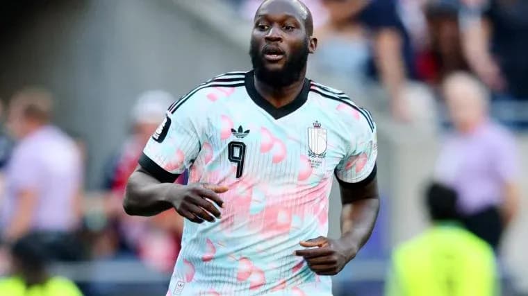 Jugador corriendo con camiseta de Bélgica en el partido