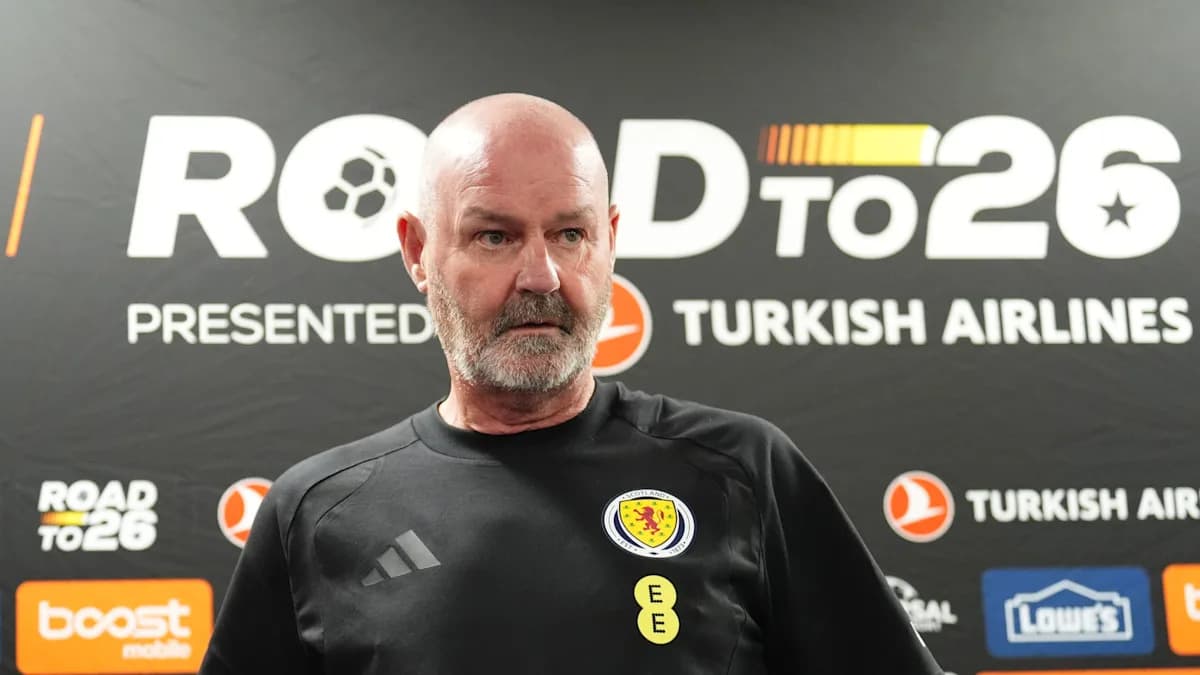 Entrenador en conferencia de prensa de Road to 26