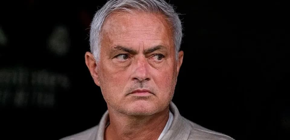 Entrenador observando el partido desde el banquillo