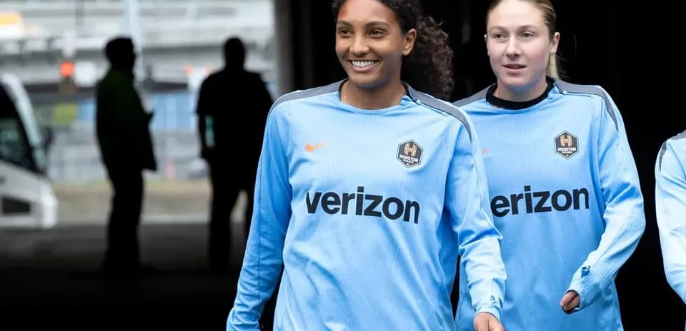 Jugadoras del Houston Dash entrando al campo