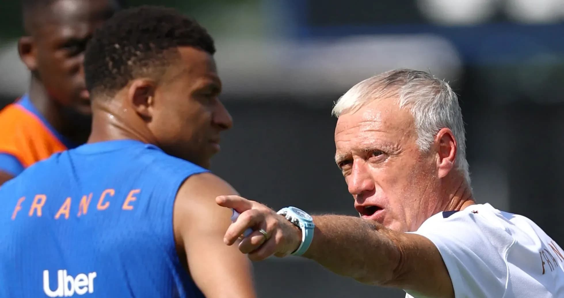 Entrenador de Francia dirigiendo a Mbappé