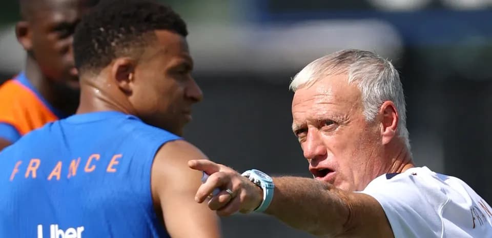 Entrenador de Francia dirigiendo a Mbappé