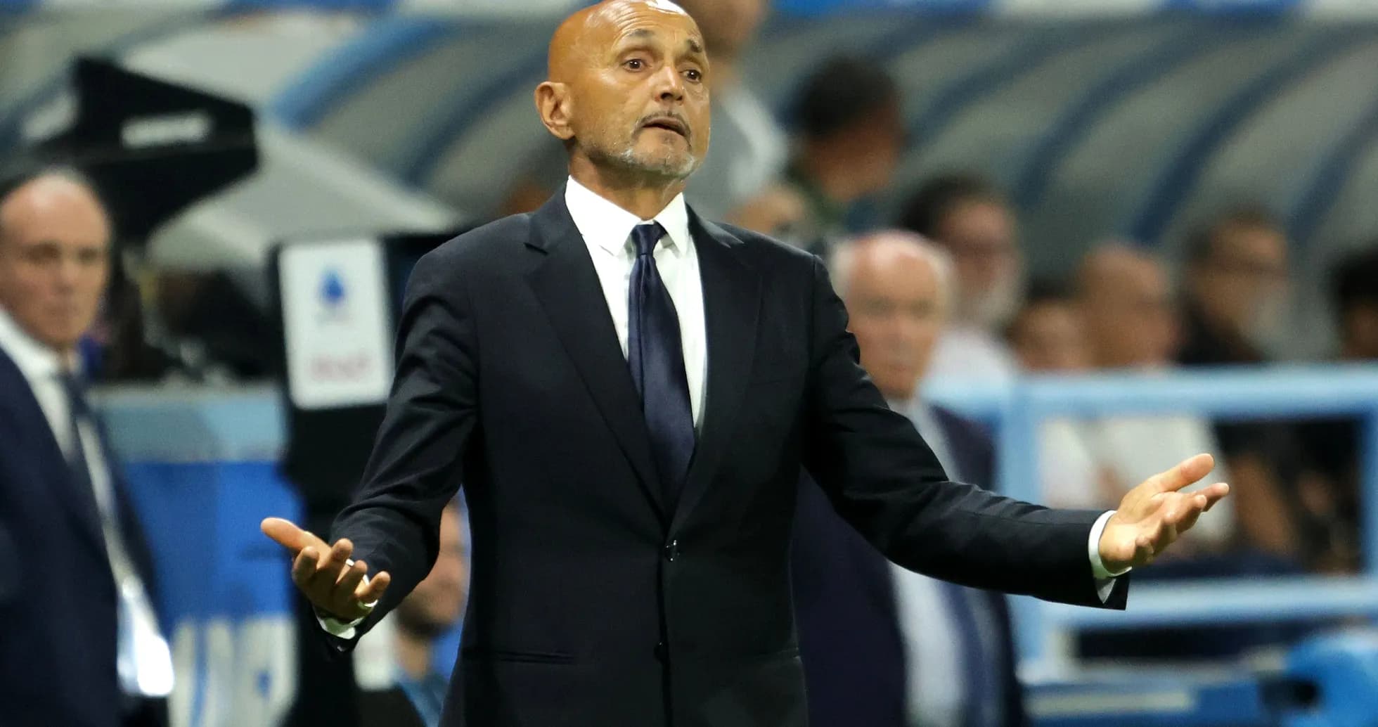Entrenador gesticulando durante un partido de fútbol