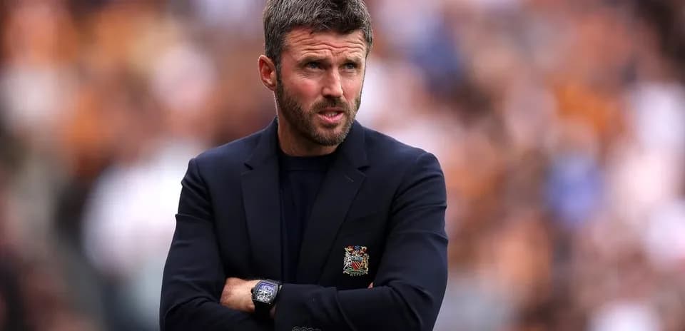 Entrenador observando el partido con expresión seria