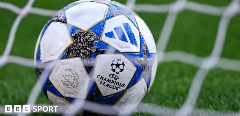 Balón de fútbol en la red de la portería