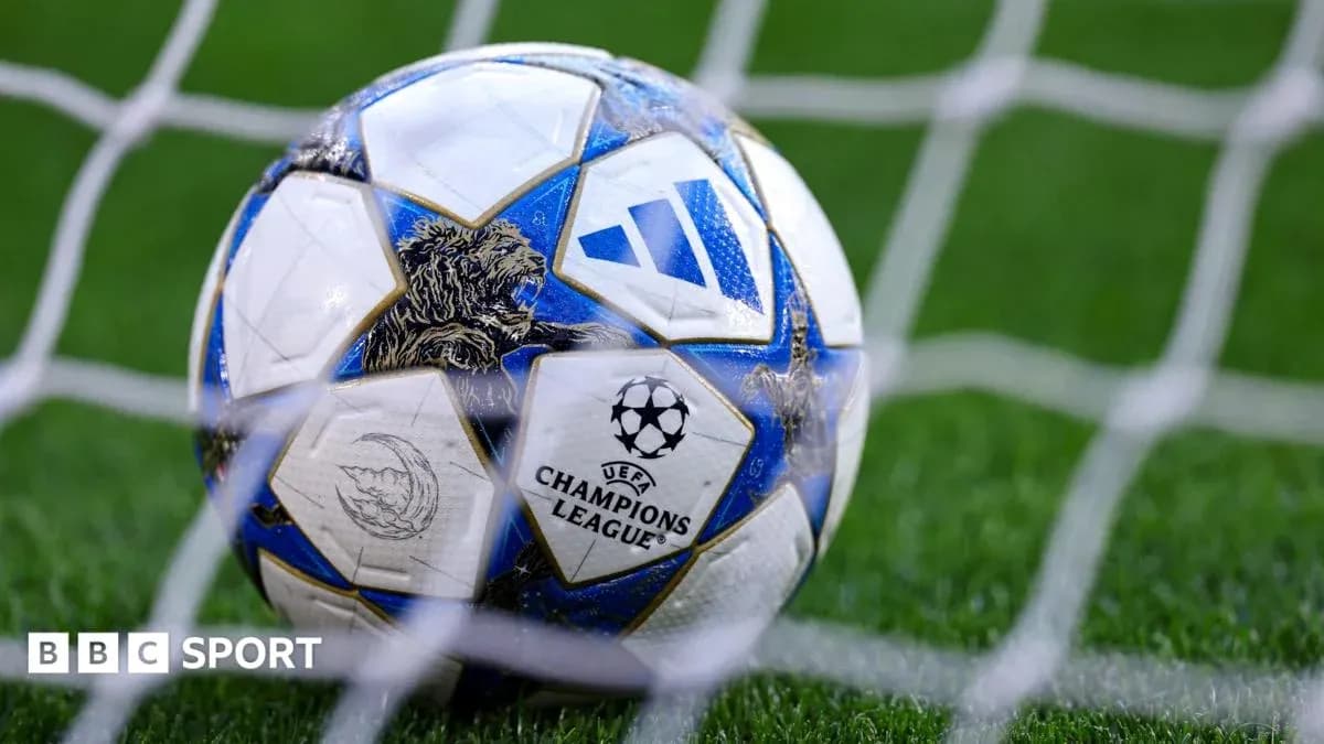 Balón de fútbol en la red de la portería