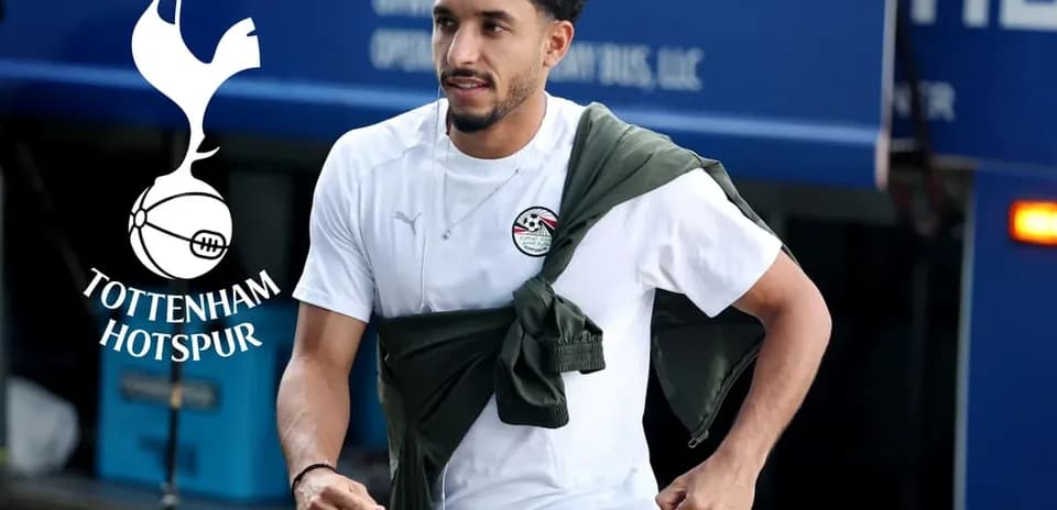 Jugador saliendo del autobús del equipo Tottenham Hotspur