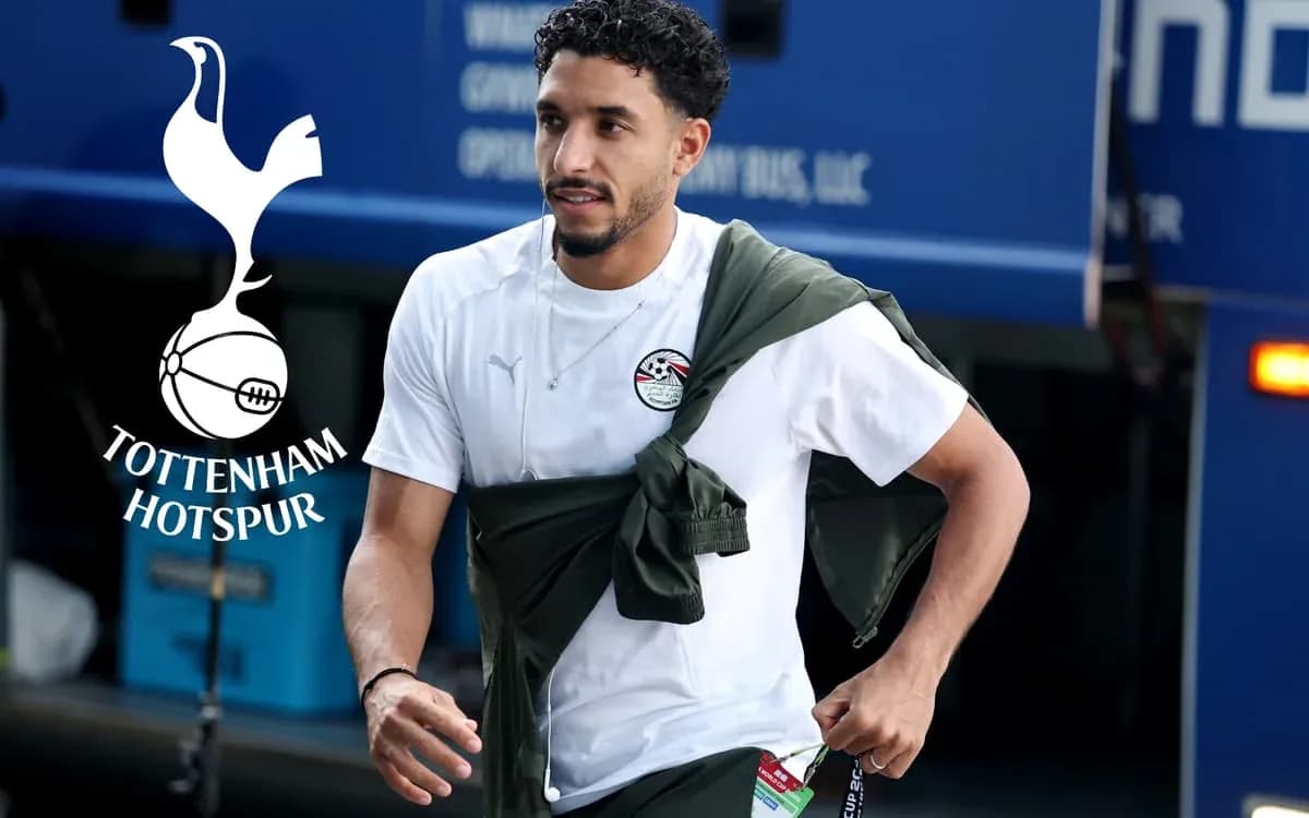 Jugador saliendo del autobús del equipo Tottenham Hotspur