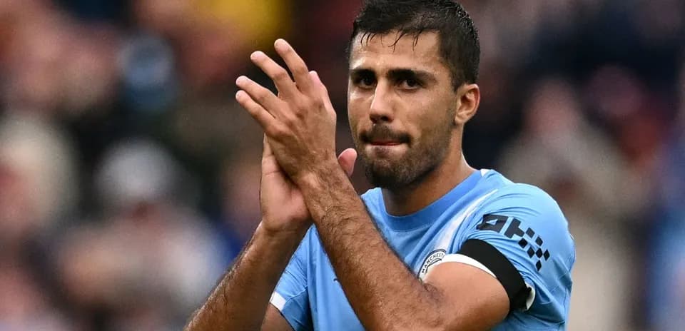 Jugador aplaudiendo en el campo tras el partido