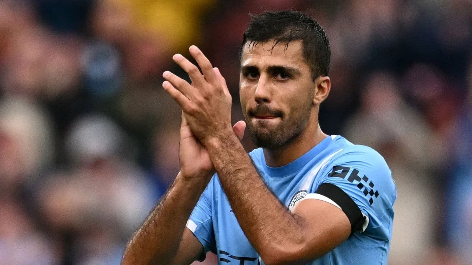 Jugador aplaudiendo en el campo tras el partido