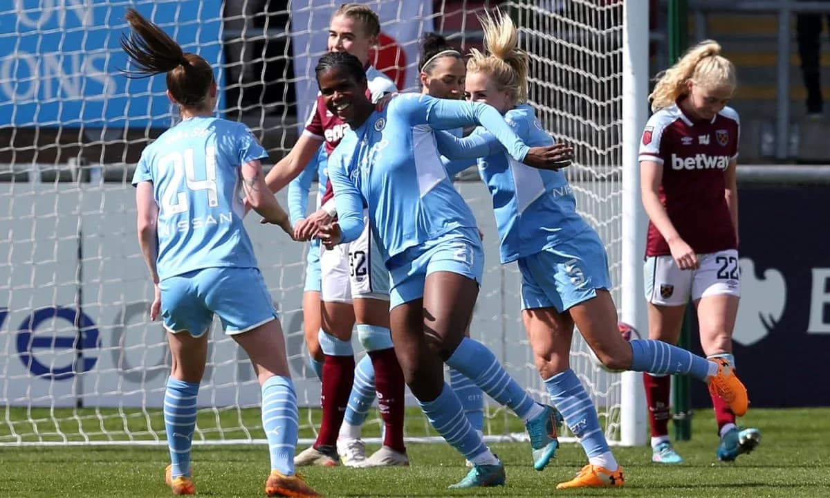 Jugadoras de Manchester City celebrando un gol
