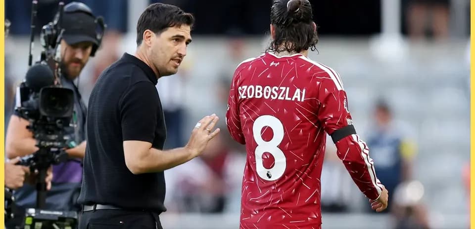 Entrenador hablando con jugador Szoboszlai durante el partido