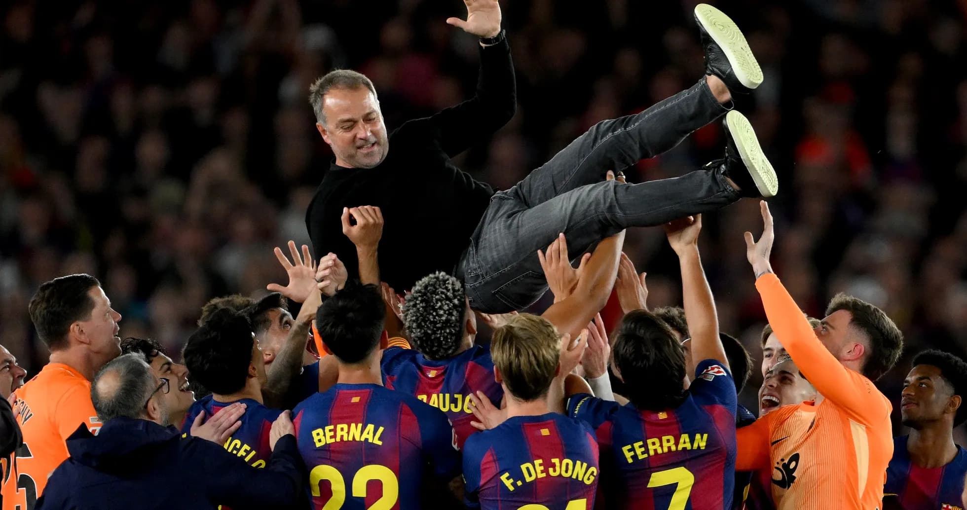 Entrenador levantado por jugadores de Barcelona tras victoria