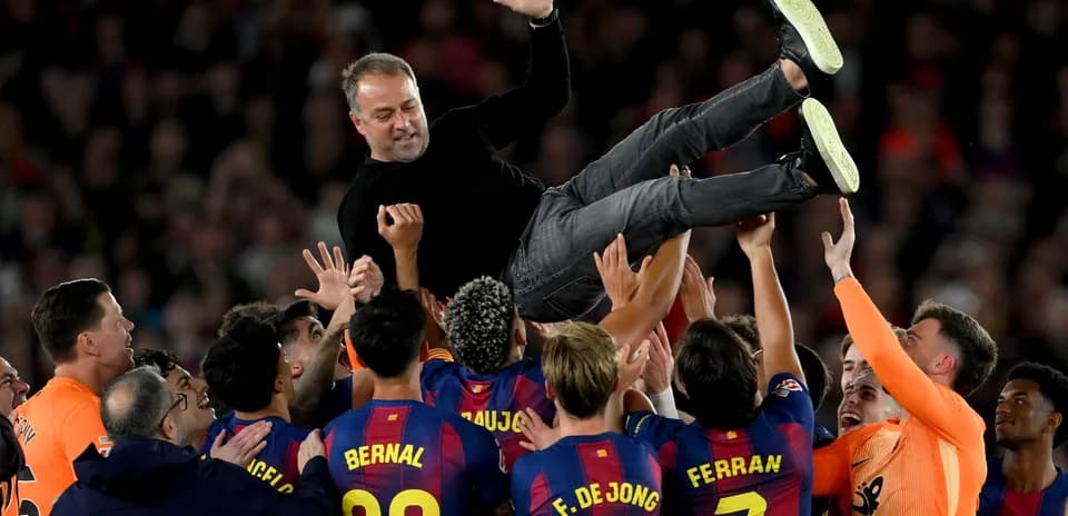 Entrenador levantado por jugadores de Barcelona tras victoria