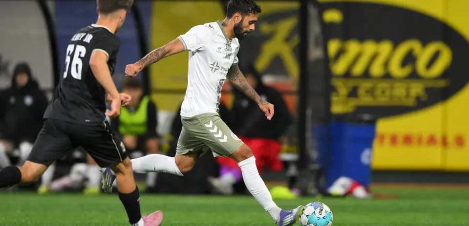 Jugador de NY Cosmos con balón en el campo