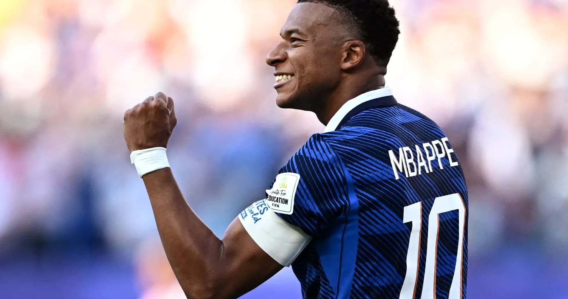 Jugador celebrando un gol en el campo de fútbol