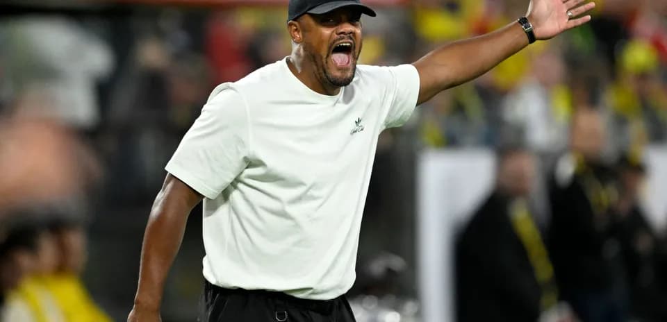 Entrenador dando instrucciones durante el partido