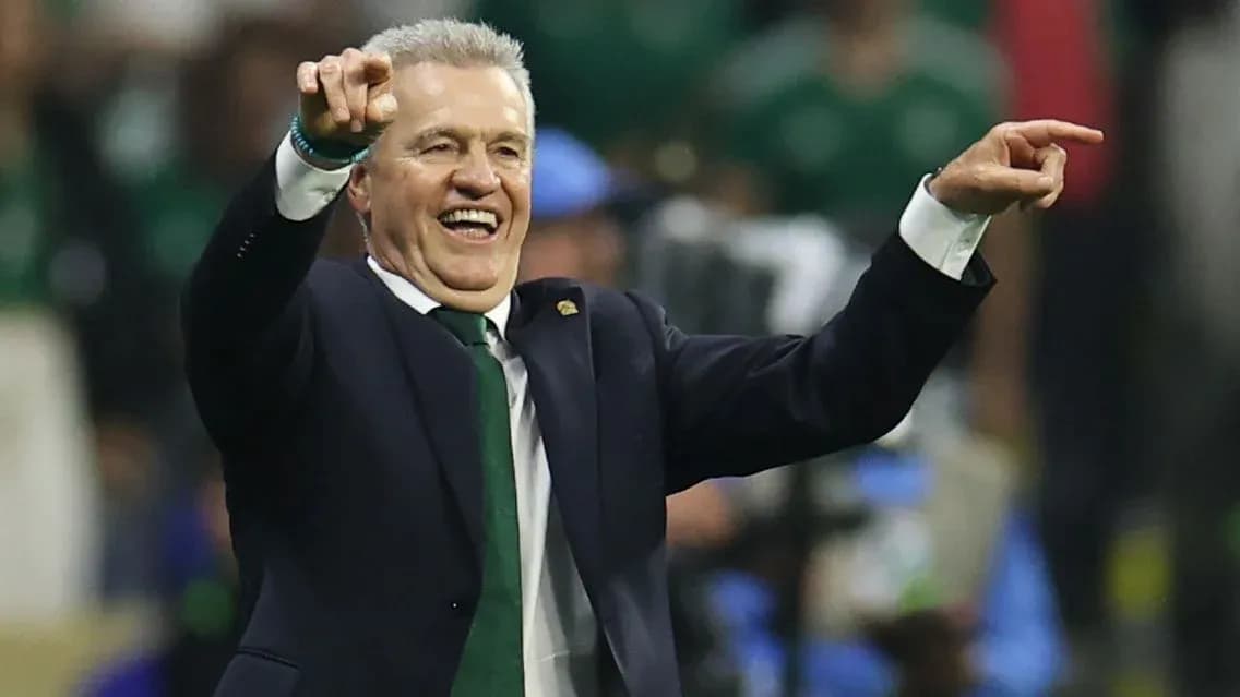 Entrenador celebrando y señalando durante el partido