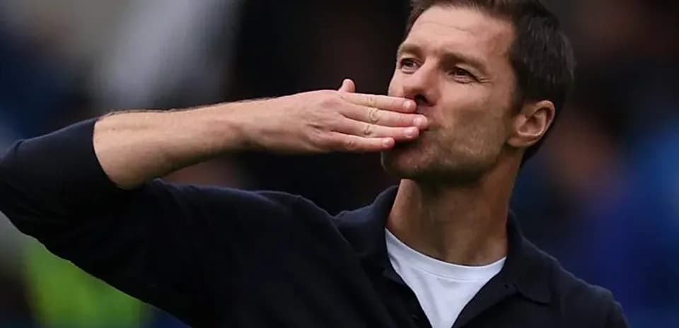Entrenador saludando con un beso al público