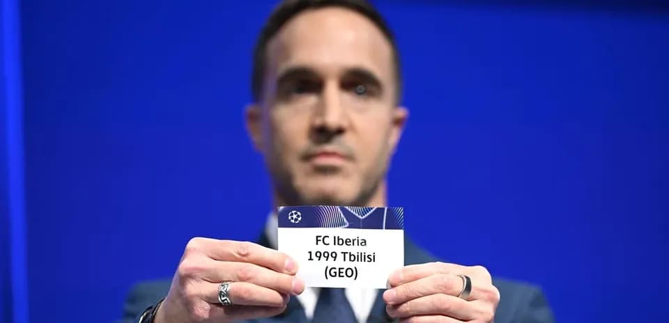 Persona sosteniendo una tarjeta de FC Iberia 1999 Tbilisi