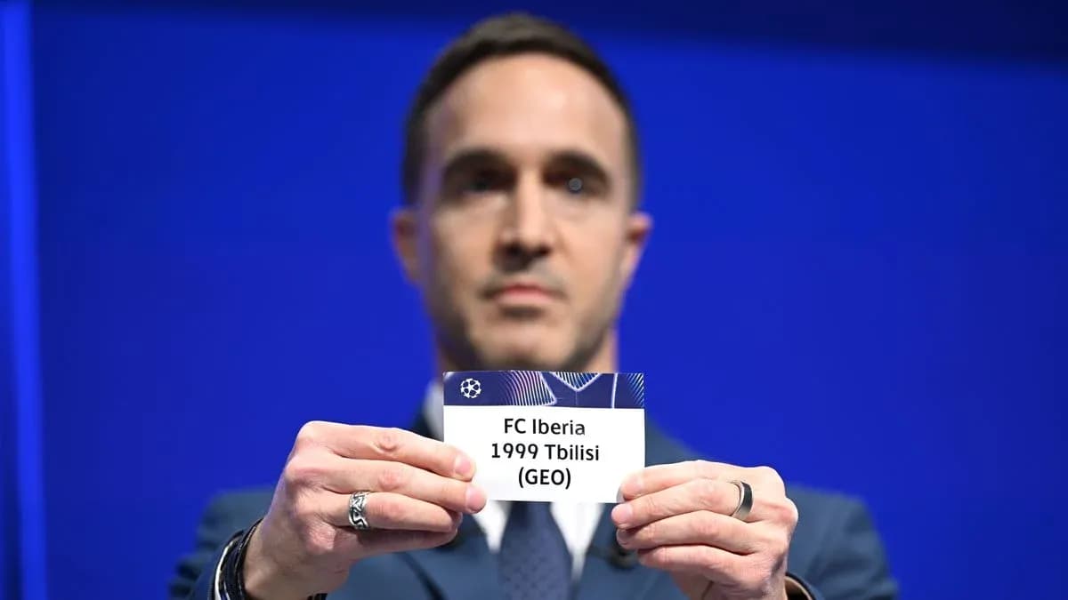 Persona sosteniendo una tarjeta de FC Iberia 1999 Tbilisi