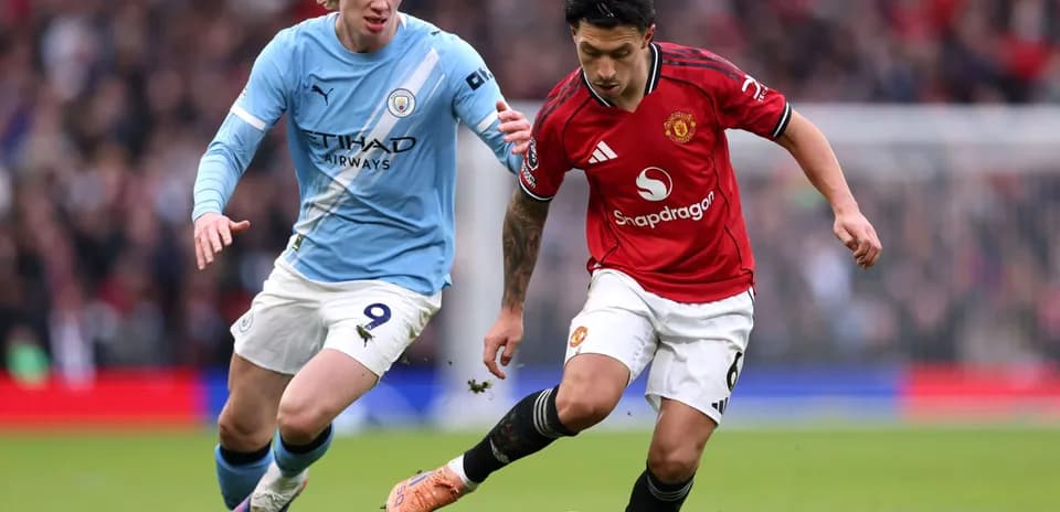 Jugador de Manchester United driblando a jugador de Manchester City