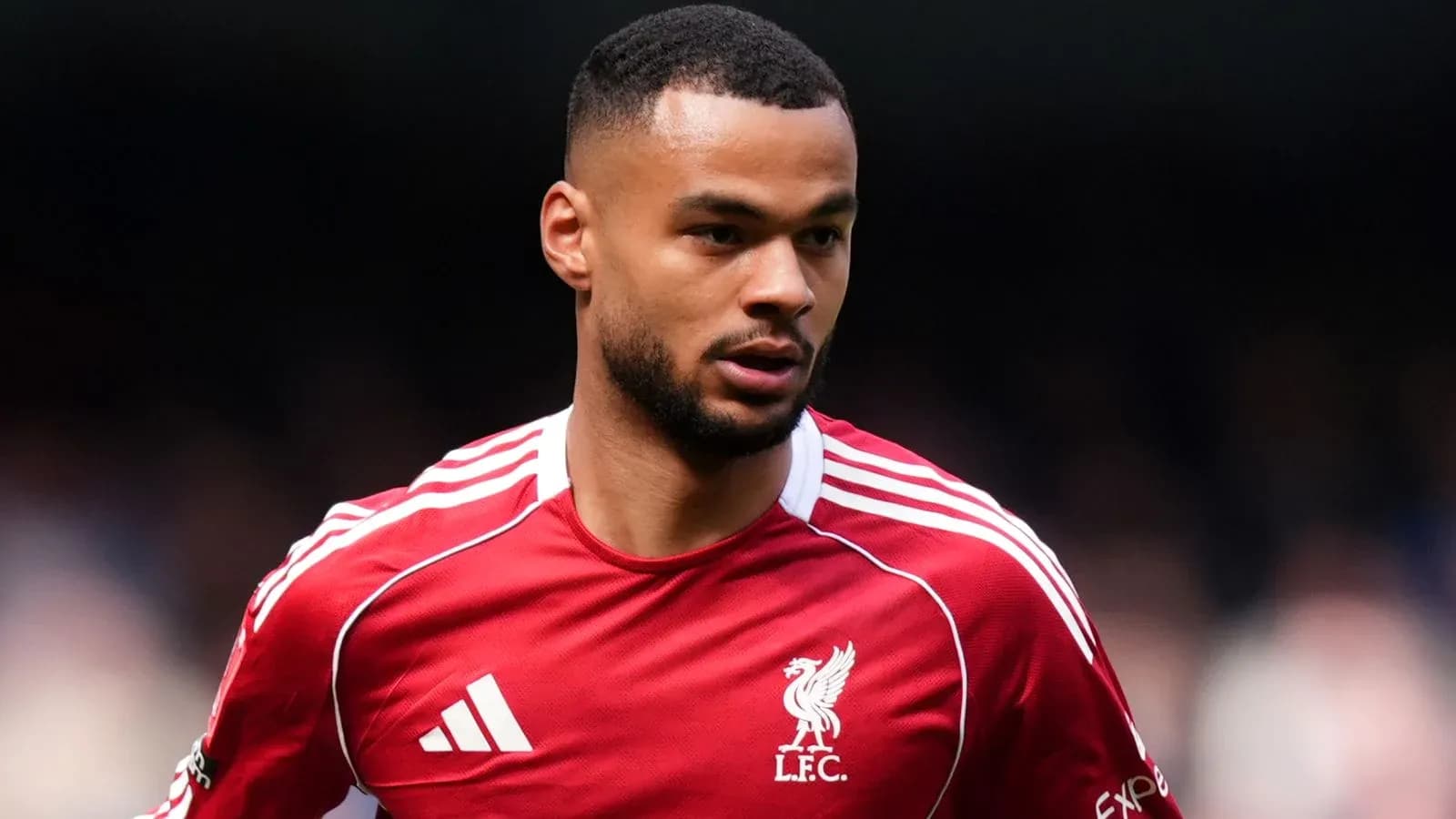 Jugador de Liverpool en uniforme rojo durante partido
