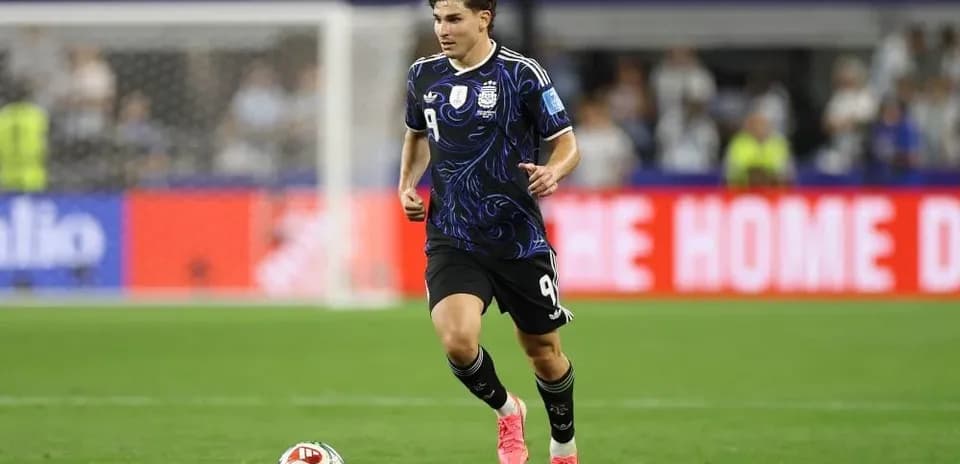 Jugador corriendo con balón durante un partido
