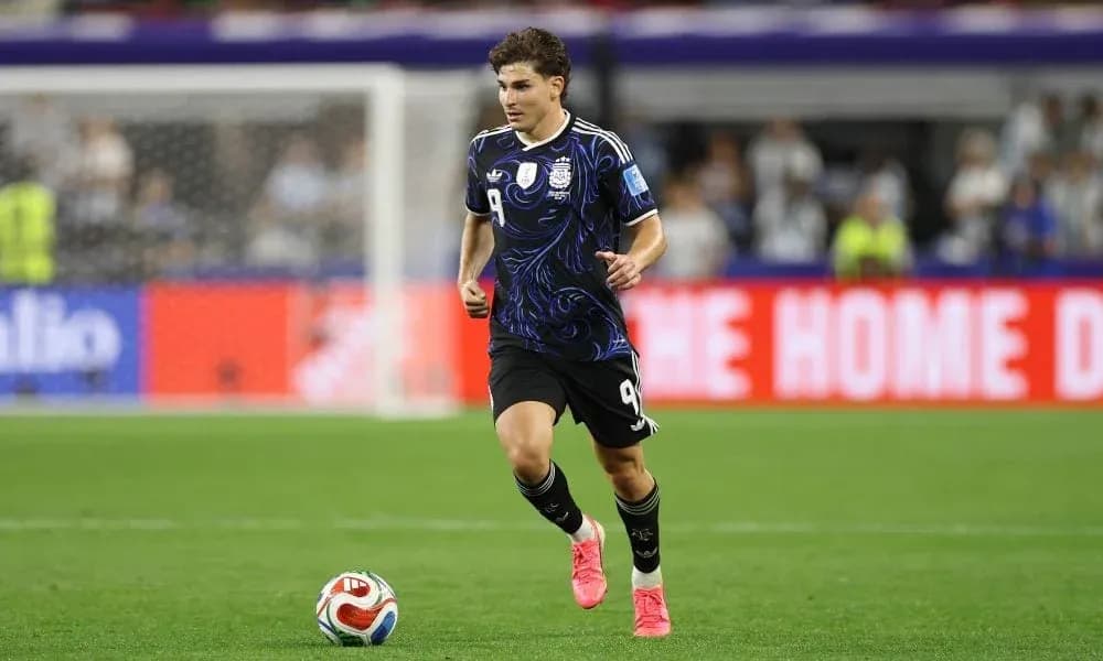 Jugador corriendo con balón durante un partido