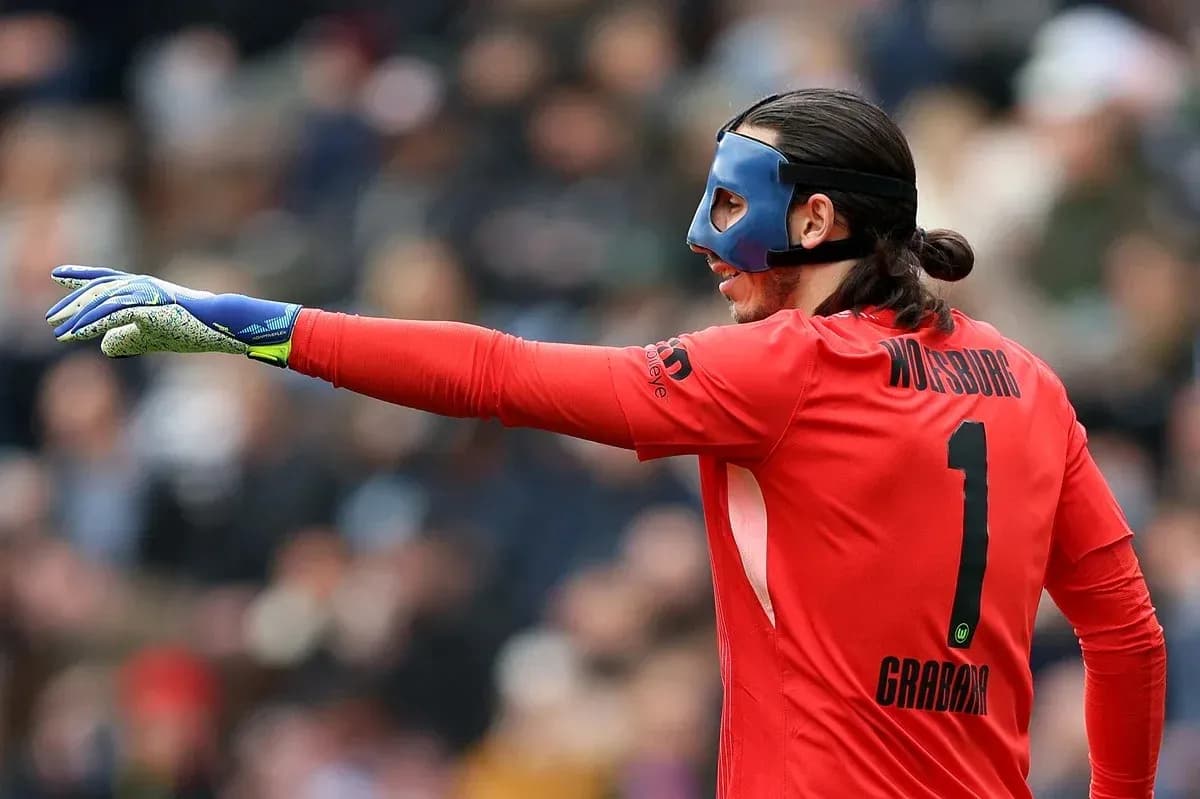 Portero señalando durante un partido de fútbol