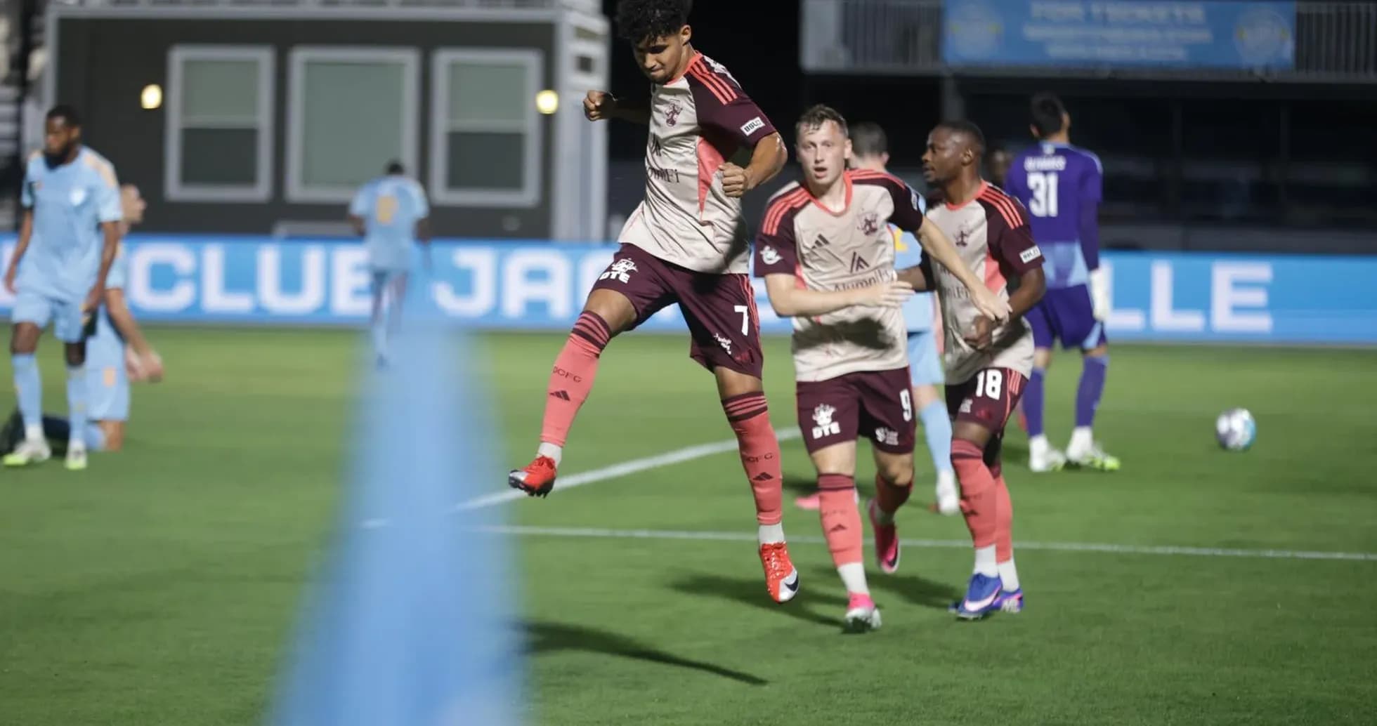 Jugadores de Detroit City celebrando un gol