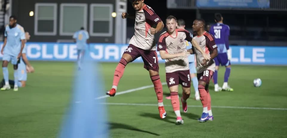 Jugadores de Detroit City celebrando un gol