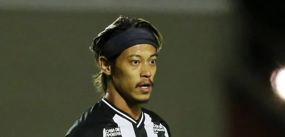 Jugador en uniforme negro con banda en la cabeza