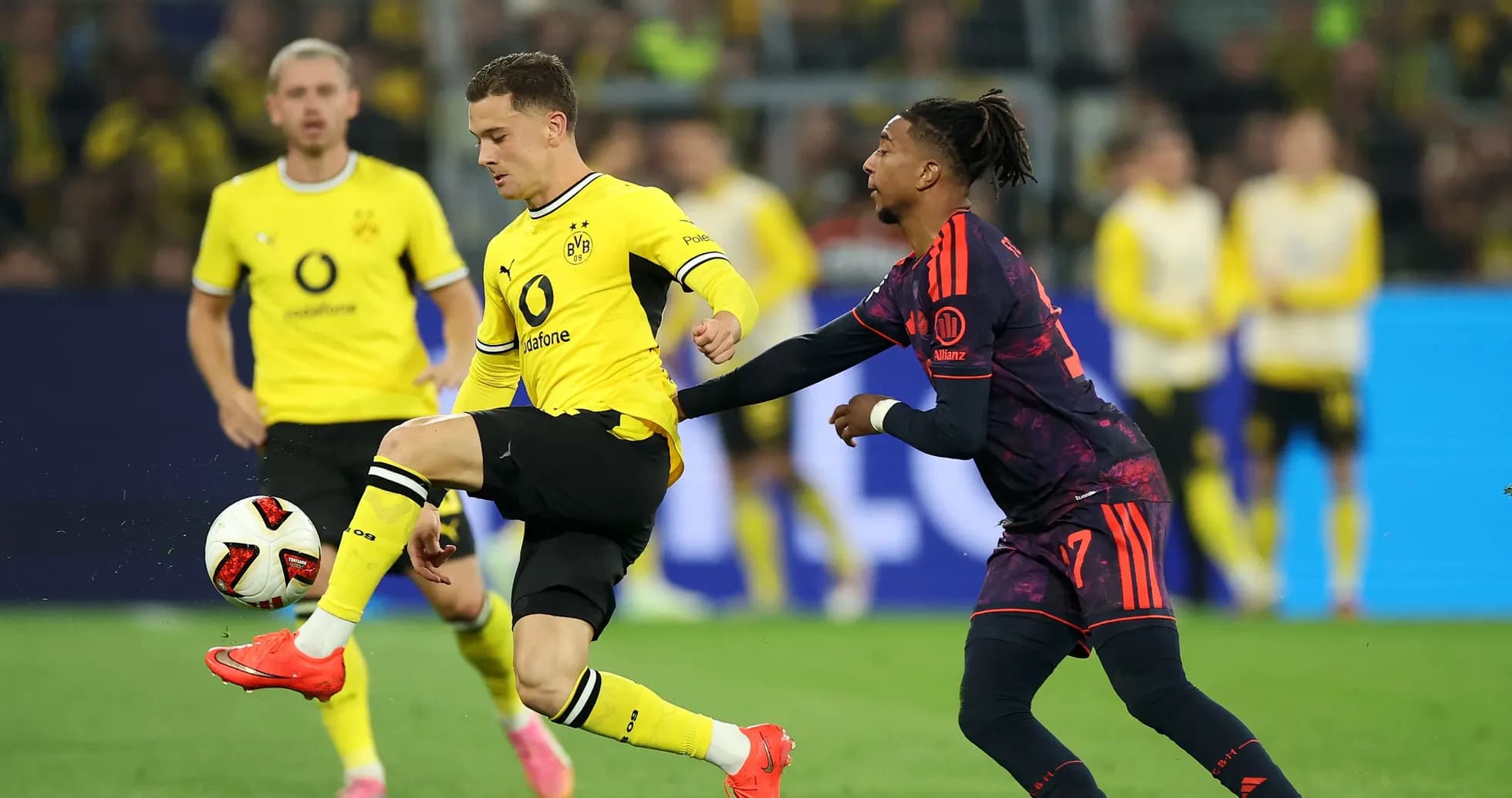 Jugador de Borussia Dortmund controla el balón en partido