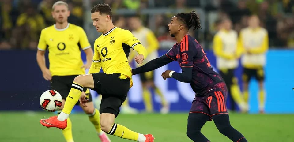 Jugador de Borussia Dortmund controla el balón en partido