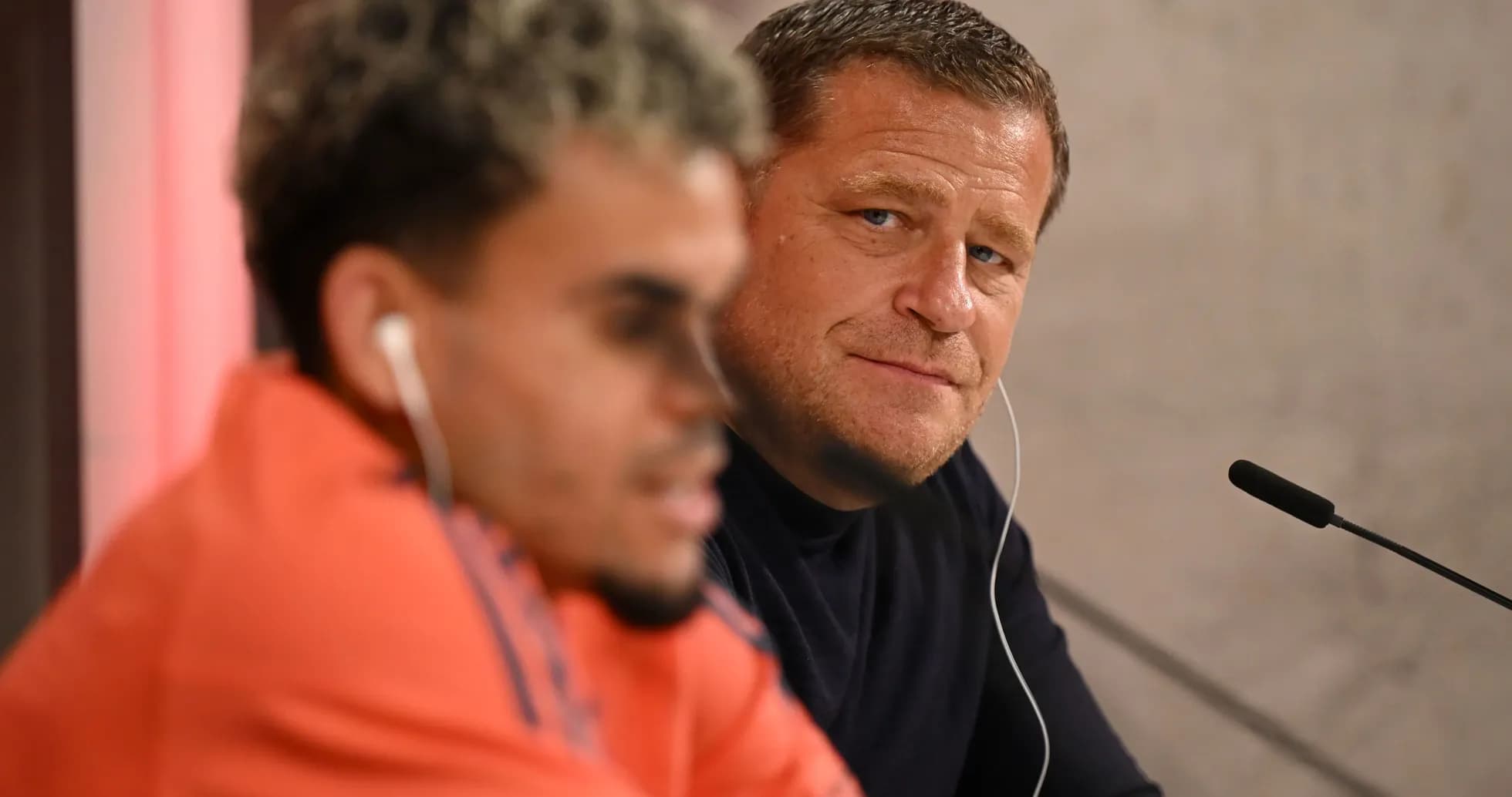 Entrenador y jugador en conferencia de prensa