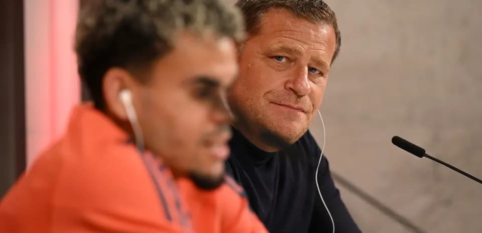 Entrenador y jugador en conferencia de prensa